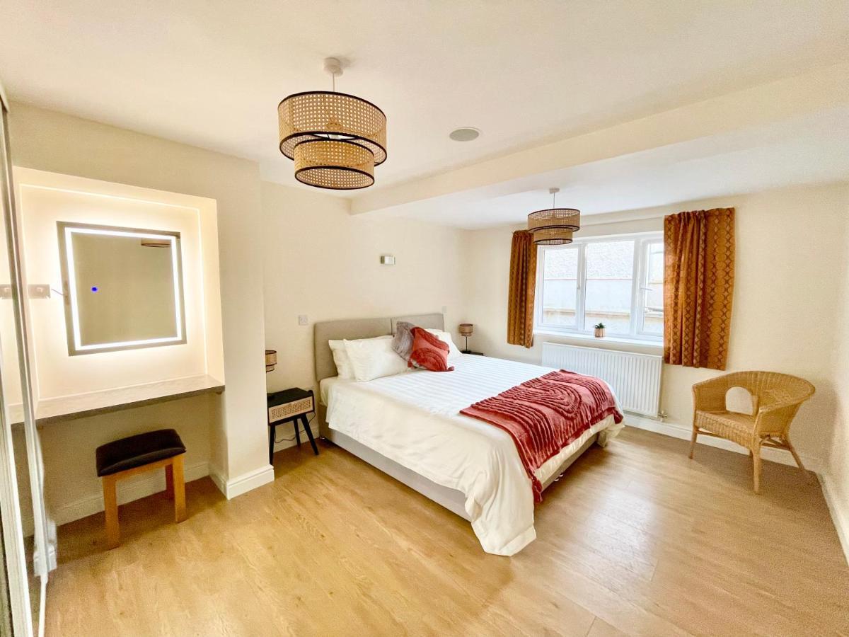 Barcelona Villa Holyhead Ngoại thất bức ảnh