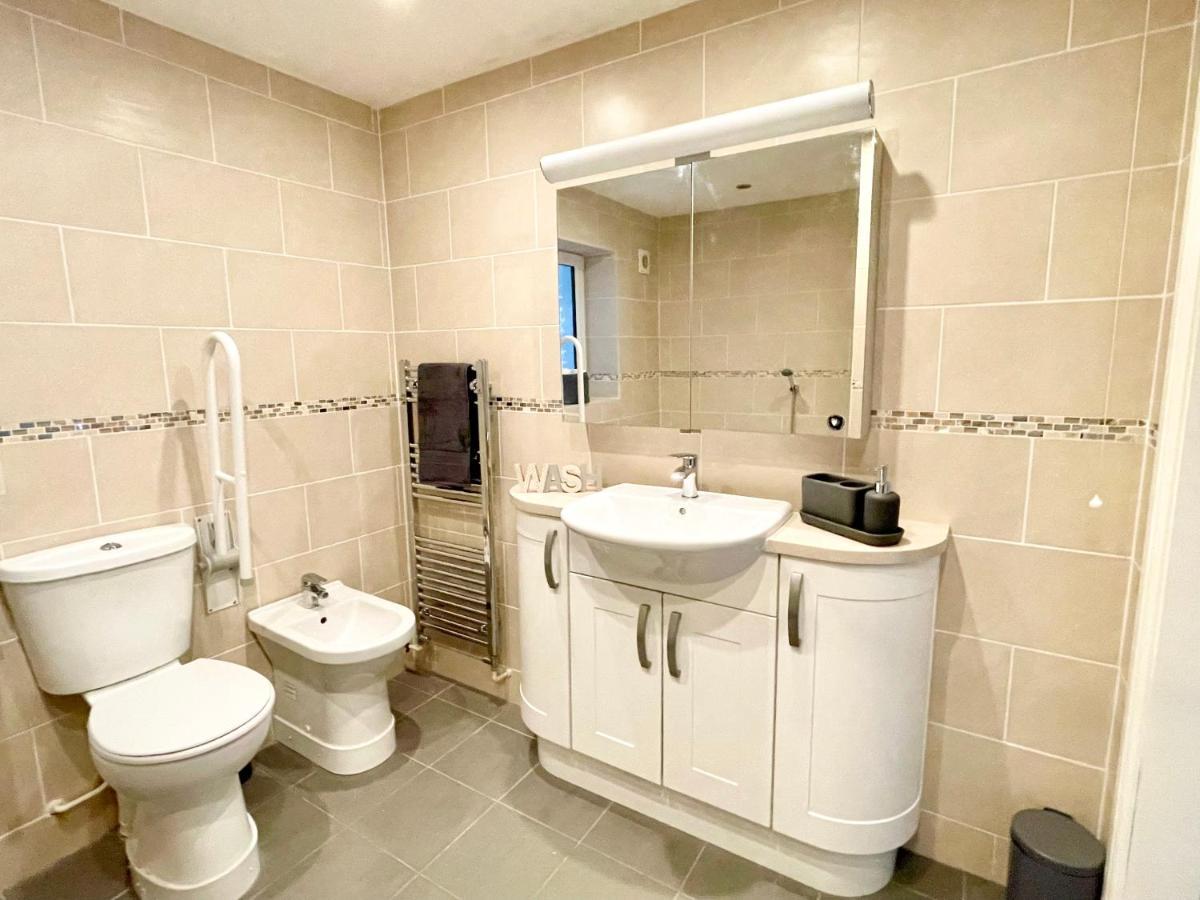Barcelona Villa Holyhead Ngoại thất bức ảnh