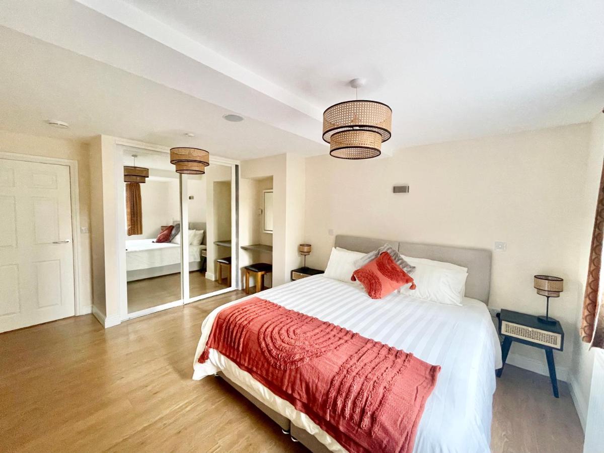 Barcelona Villa Holyhead Ngoại thất bức ảnh