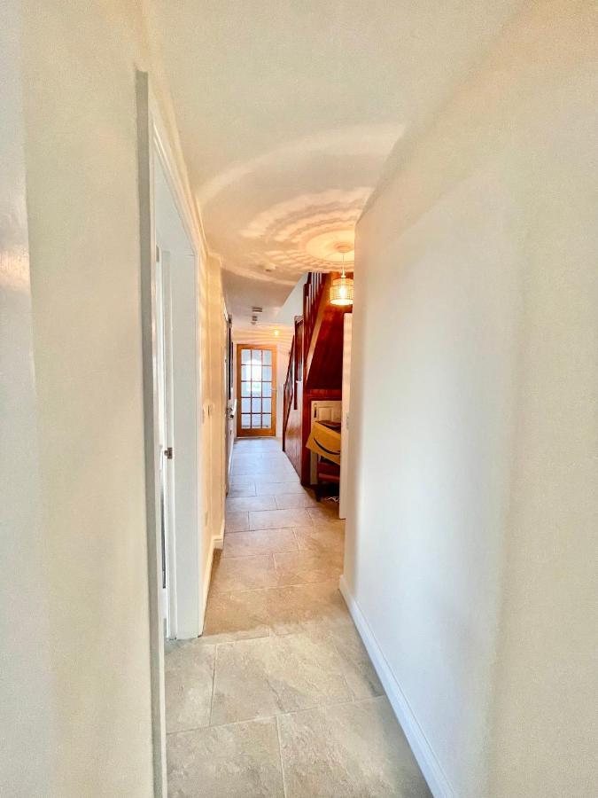 Barcelona Villa Holyhead Ngoại thất bức ảnh