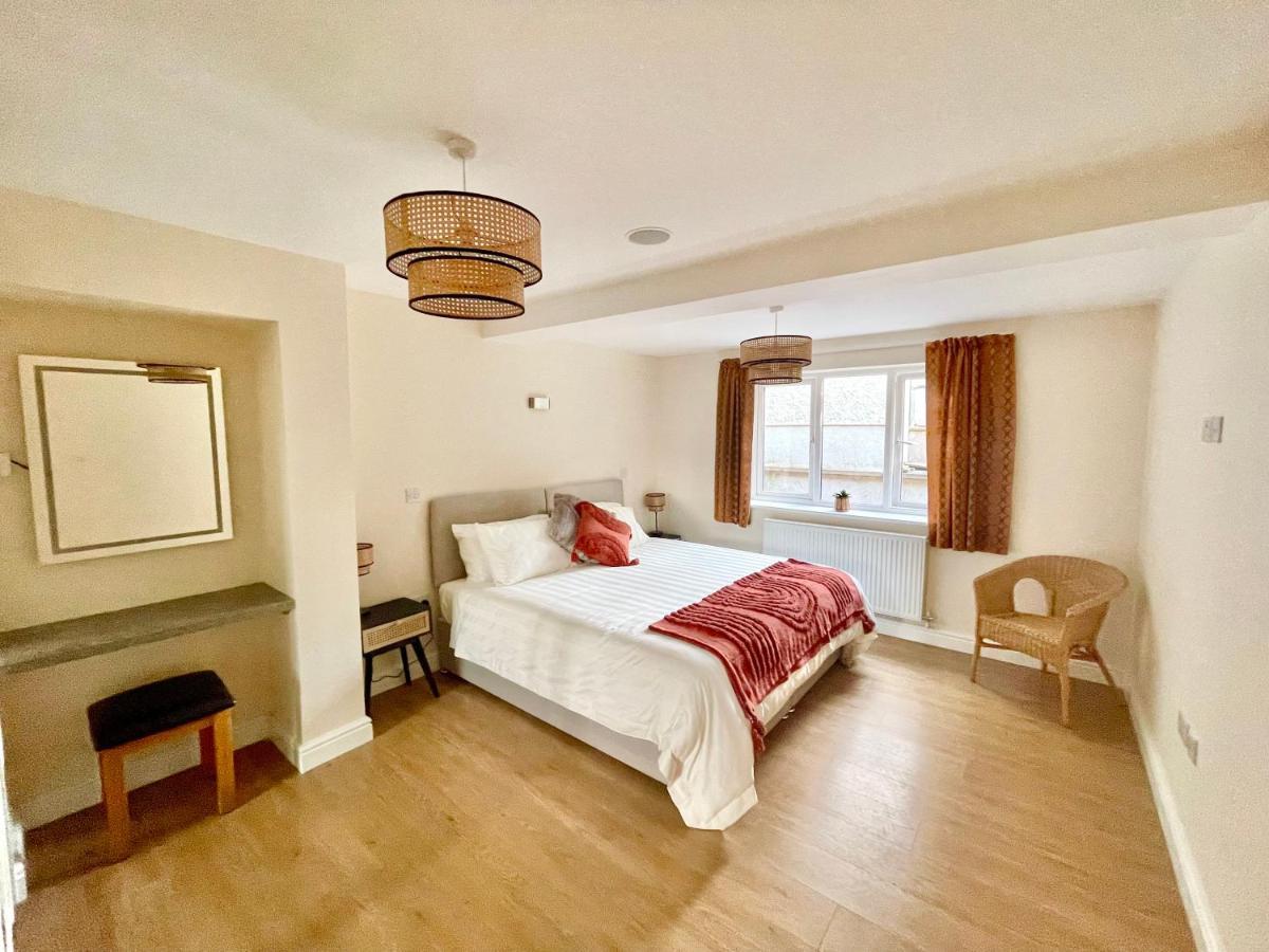 Barcelona Villa Holyhead Ngoại thất bức ảnh