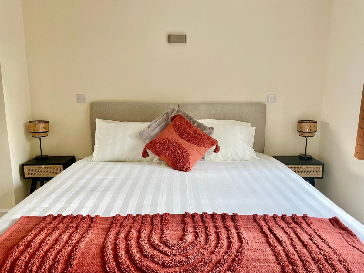 Barcelona Villa Holyhead Ngoại thất bức ảnh